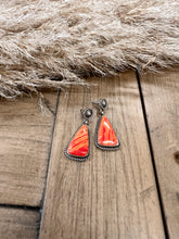 Load image into Gallery viewer, Spiney Oyster Earrings